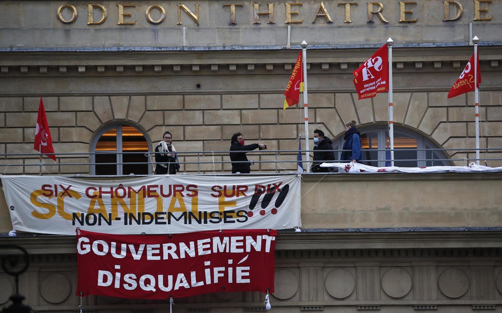 Arbetslösa franska kulturarbetare ockuperar den ikoniska Odéonteatern sen den 4 mars. 