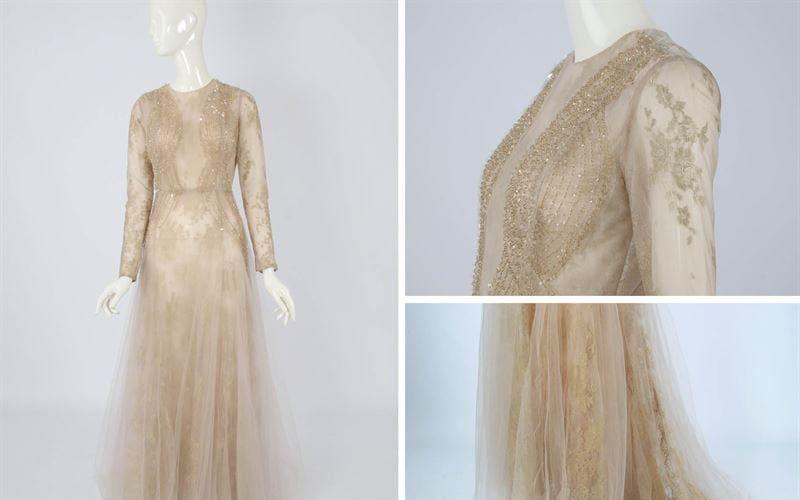 Balklänning designad av Fadi El Khoiry. Extravagant crèmefärgad klänning med pärlbrodyr, guldfärgade rosor och volymös kjol med släp av tyll.