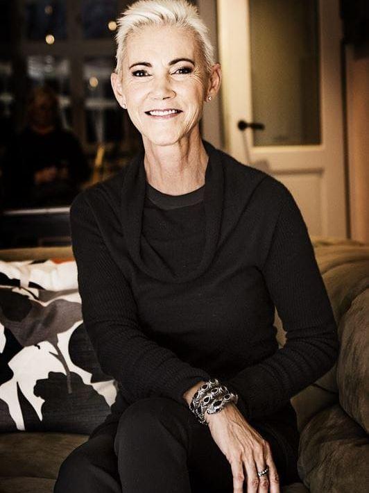 Marie Fredriksson gick bort 2019 efter en längre tids sjukdom. Nu skänker familjen delar av hennes garderob som ska auktioneras ut till förmån för Stockholms Stadsmission. 