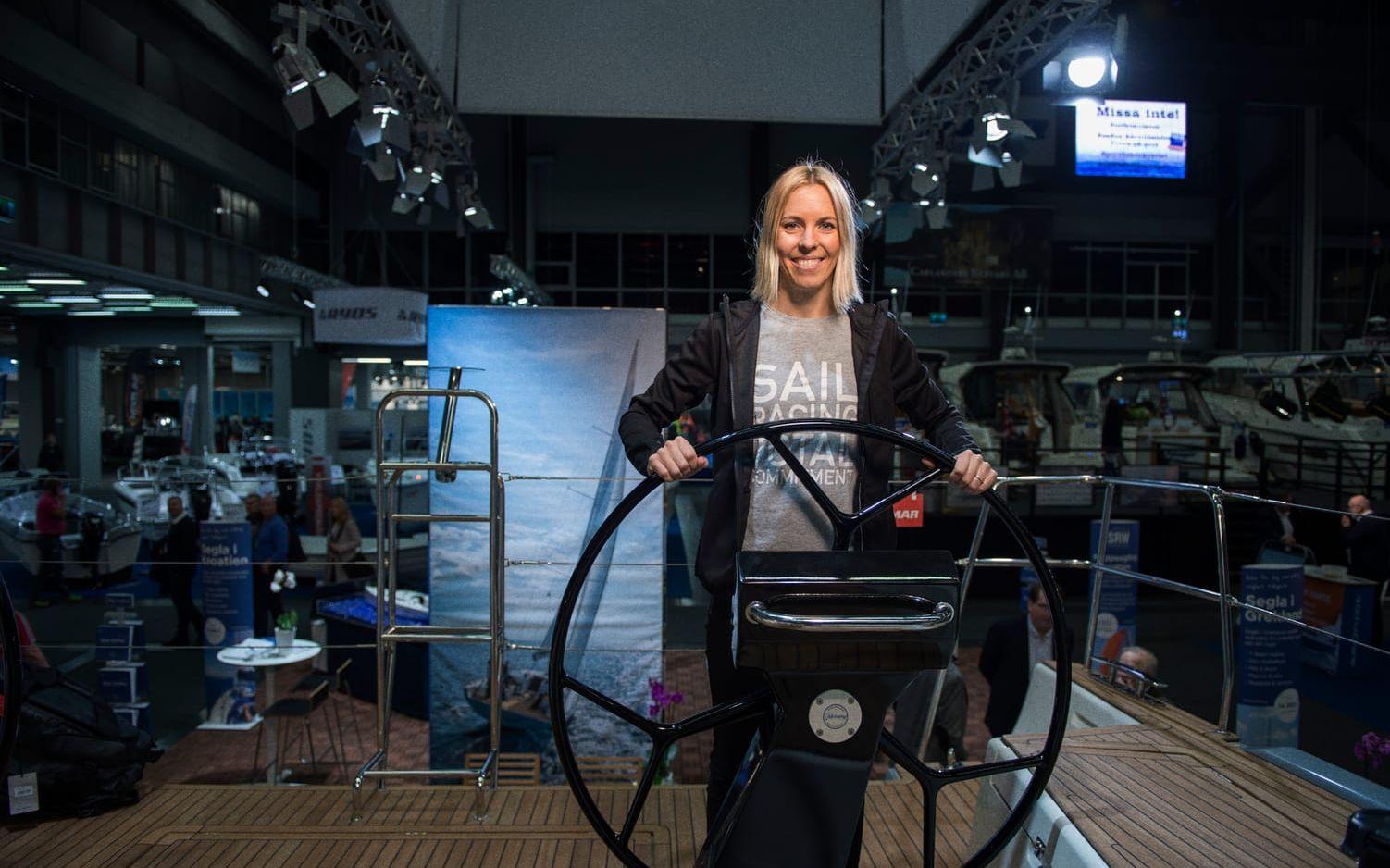 Anna Östling hoppas att det snart ska bli lika självklart för sponsorer att satsa på tjejer som på killar inom seglingen. Foto: Oliver Lindkvist.
