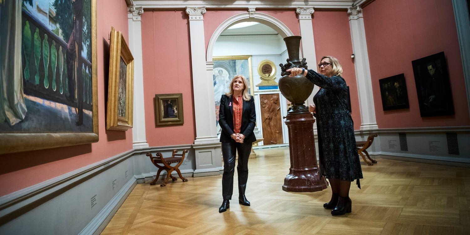Kulturnämndens ordförande Ann Catrine Fogelgren (L) besöker konstmuseet tillsammans med kommunalrådet Helene Odenjung (L). 