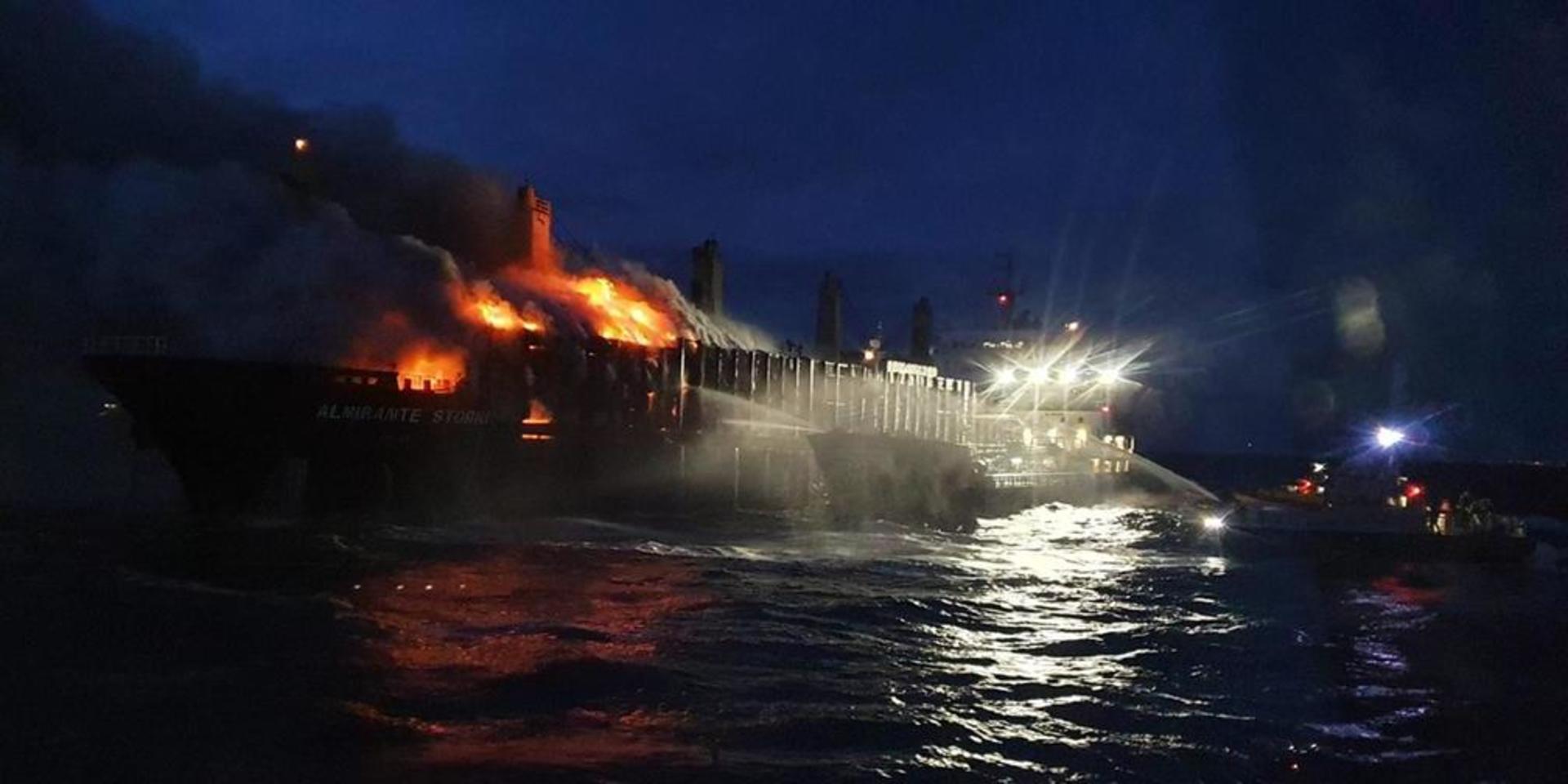 Branden på fartyget bröt ut på lördagen den 4 december. En vecka senare var den fortfarande inte släckt.