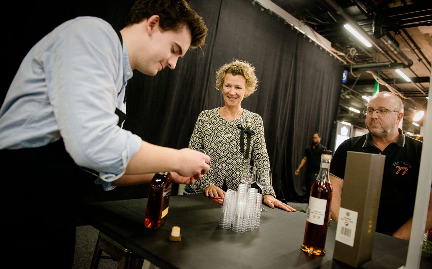 Lise-Lott Frick och hennes sambo Tommy Johansson provsmakar bourbon och cognac hos Oscar Lindström. Bilder: Jonas Lindstedt