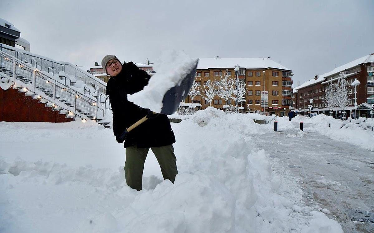Benjamin Mynett sopar framför sin restaurang i Trollhättan, där snön ställde till det rejält under måndagsmorgonen.