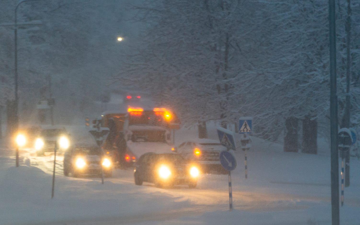 Bil bärgas när första snön kommer i Trollhättan. 