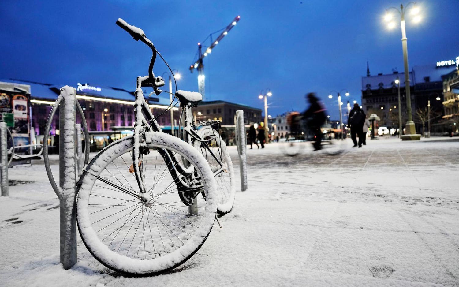 Göteborgarna möttes av snö på måndagsmorgonen, och snön fortsätter falla över staden.