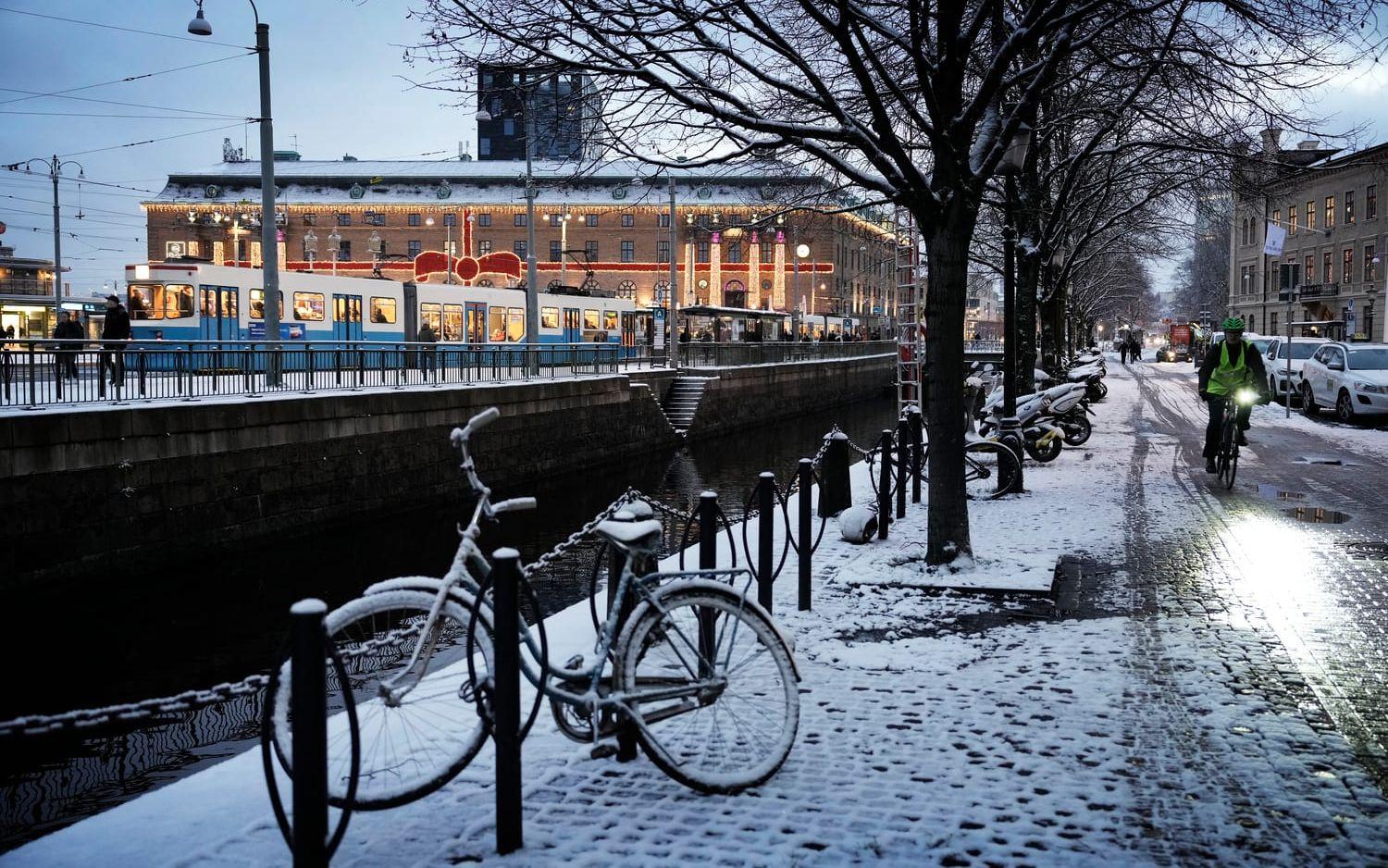 Göteborgarna möttes av snö på måndagsmorgonen, och snön fortsätter falla över staden.