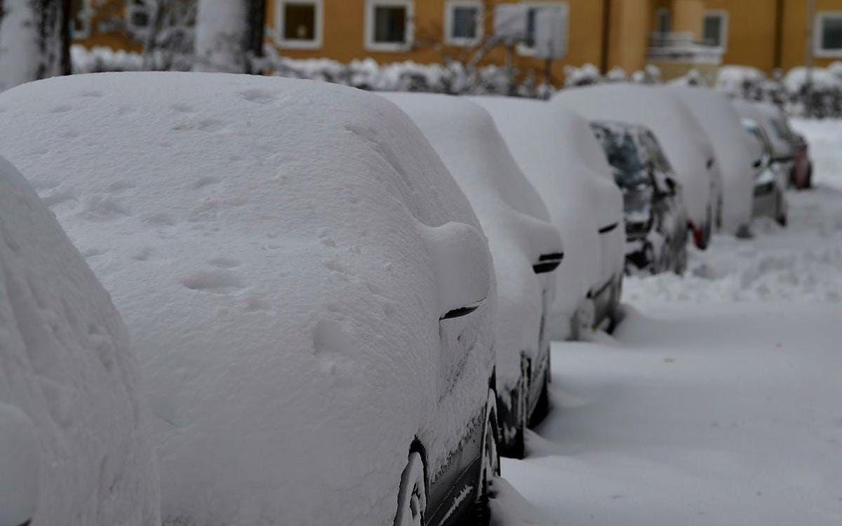 Många bilägare i Trollhättan fick starta dagen med att få bort snö från rutor och backspeglar. 