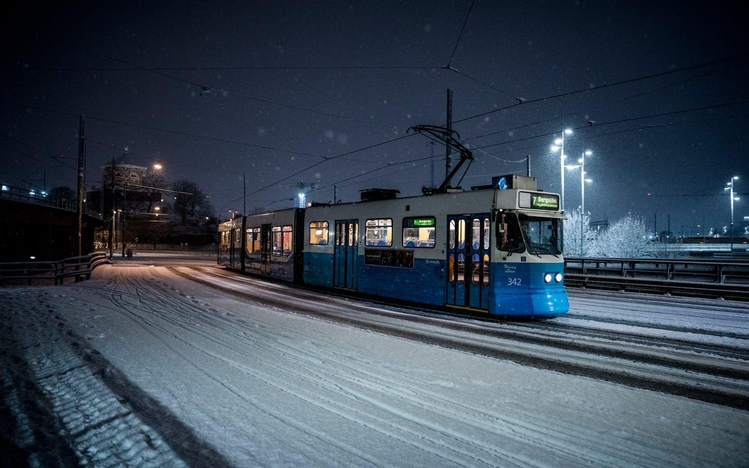 Snön faller över Göteborg på tisdagsmorgonen.