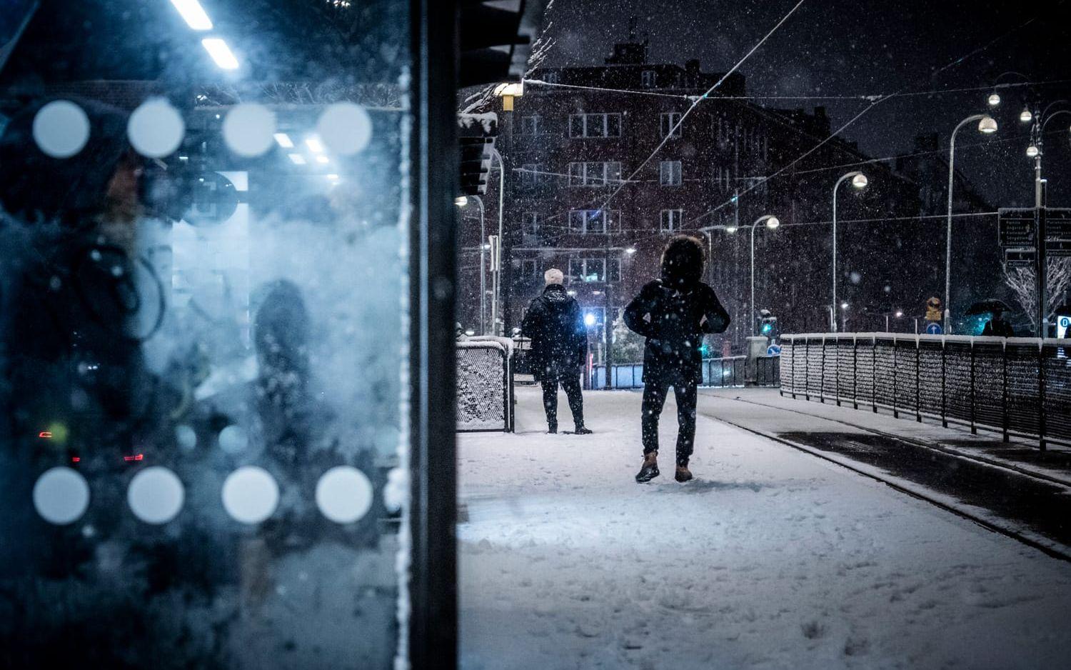 Snön faller över Göteborg på tisdagsmorgonen.
