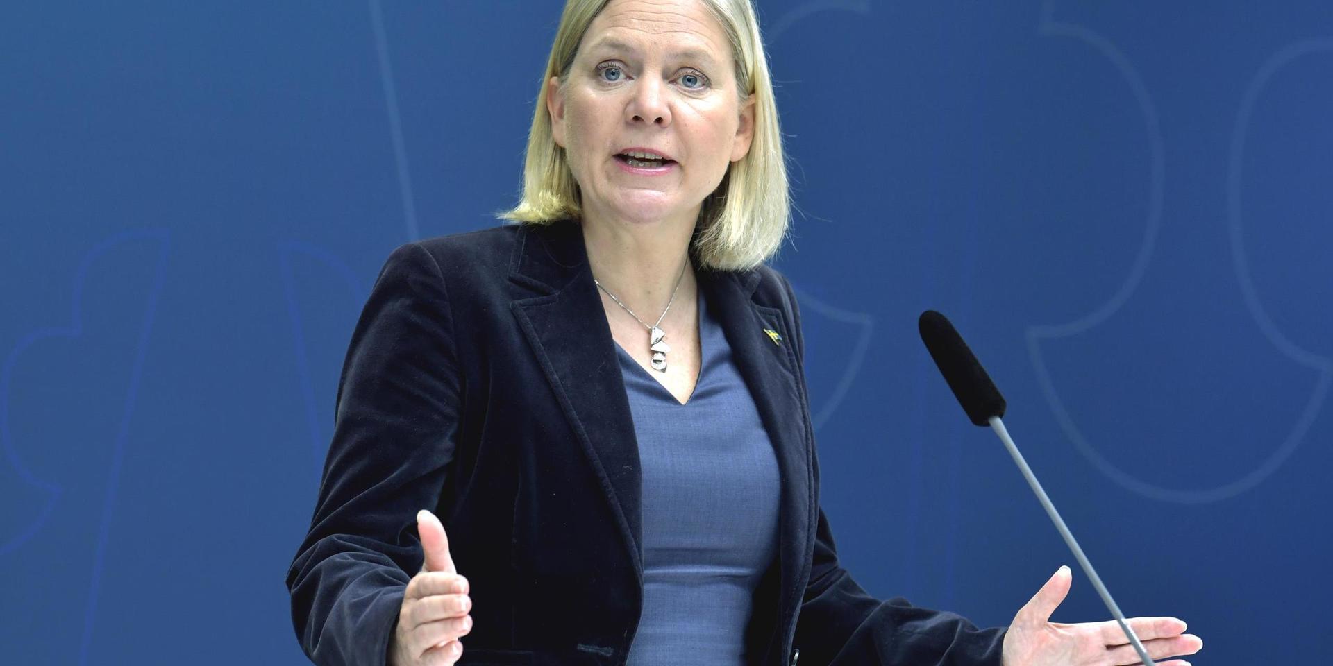 Finansminister Magdalena Andersson (S) presenterar regeringens omställningsstöd under en pressträff i Rosenbad.