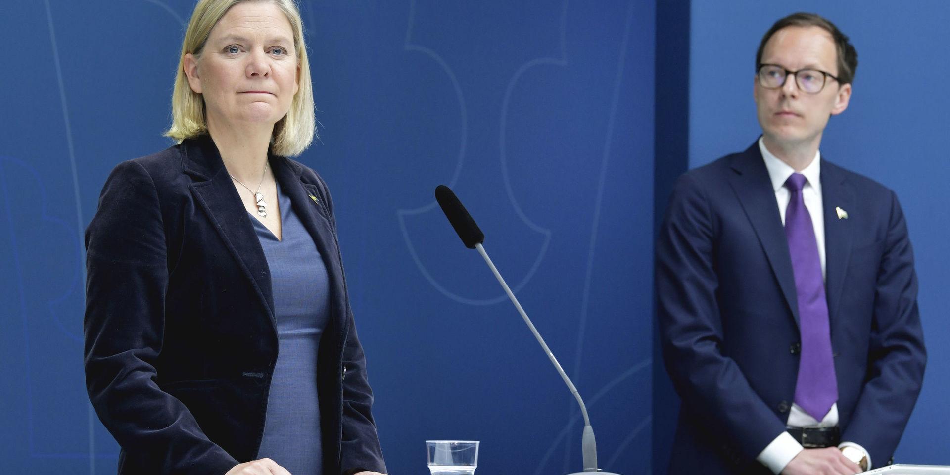 Finansminister Magdalena Andersson (S) och Mats Persson ekonomiskpolitisk talesperson för Liberalerna. presenterar ett nytt krispaket för företag.