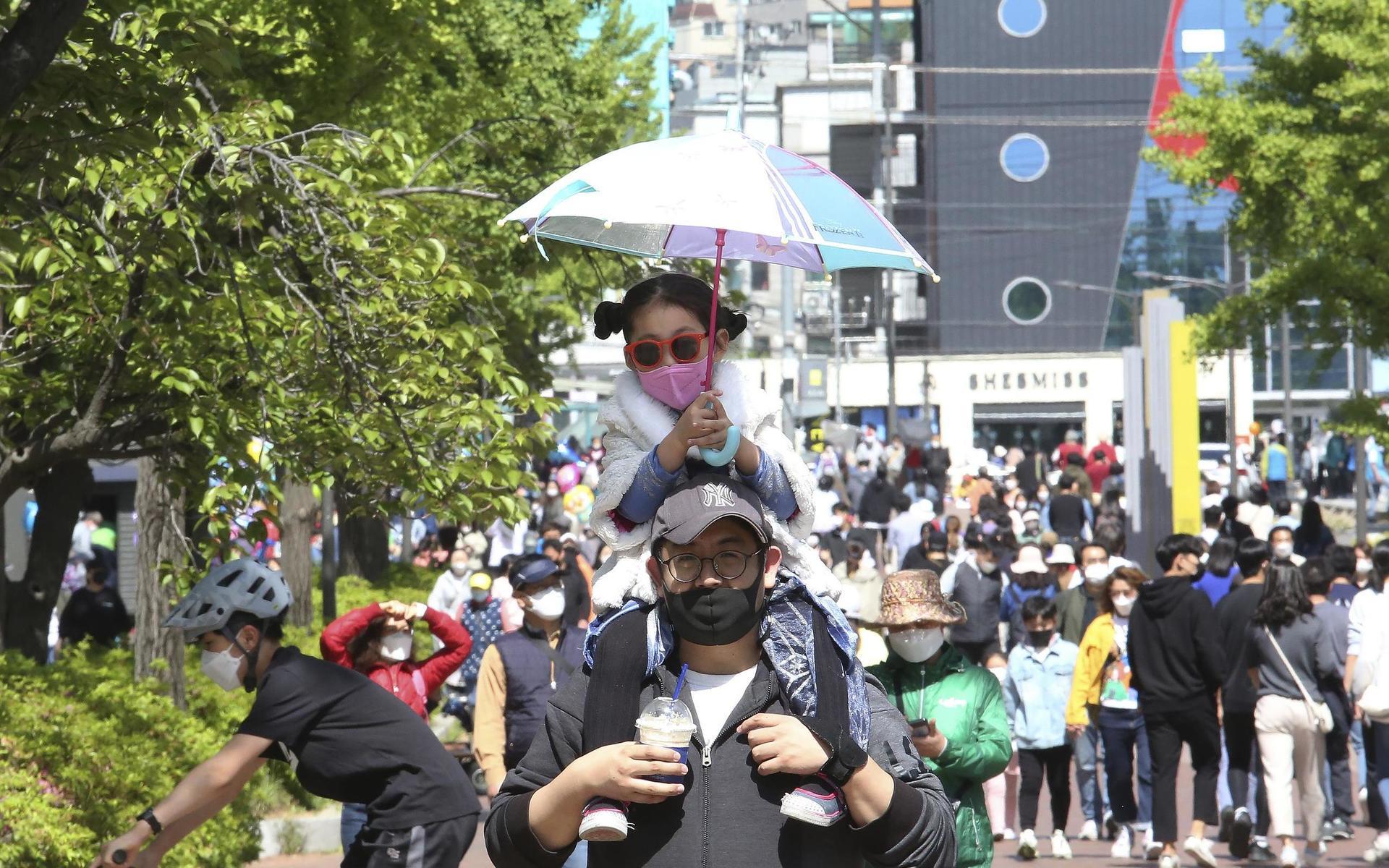 Sydkoreaner ger sig ut för att fira Barnens dag i huvudstaden Seoul i måndags.