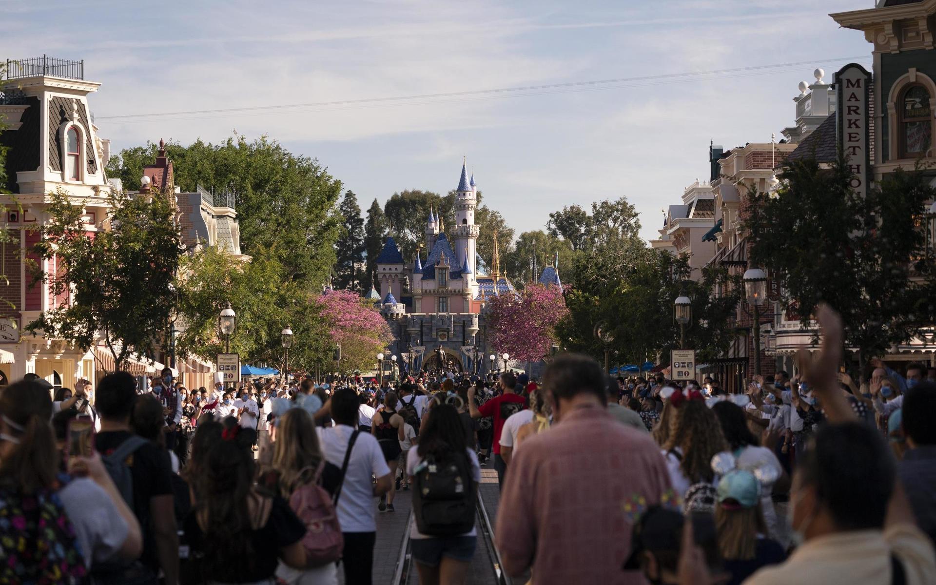 Människor i mängder på Disneyland i Anaheim i Kalifornien den 30 april.