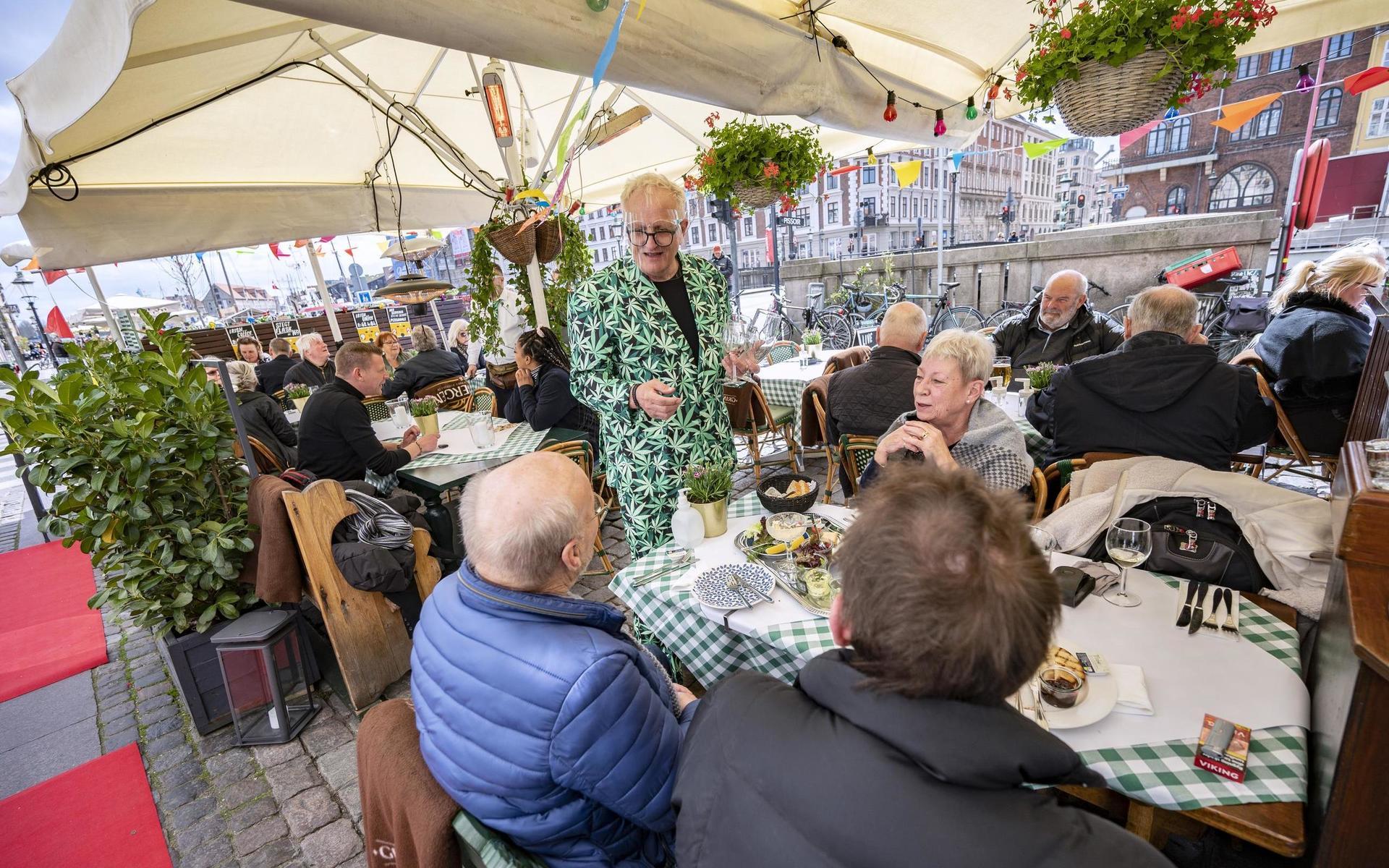 Människor umgås på en restaurang i Nyhavn, Köpenhamn.