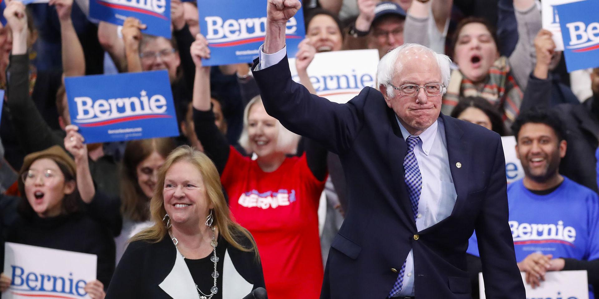 Vermontsenatorn och presidentaspiranten Bernie Sanders tillsammans med sin hustru Jane O'Meara Sanders på valvakan i Manchester i New Hampshire. 