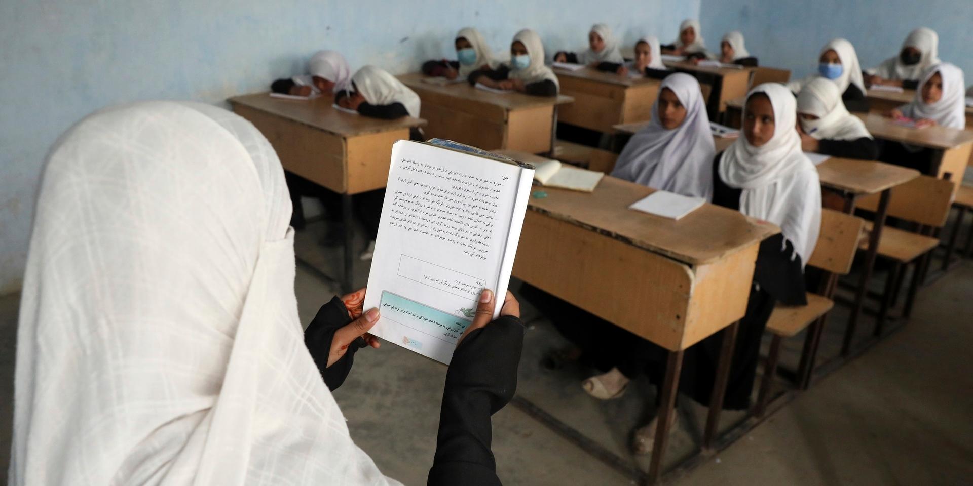 I Afghanistan har pandemin lett till att skolorna varit stängda i över sju månader 2020 och 2021. På bilden ses flickor i en skola i Kabul.