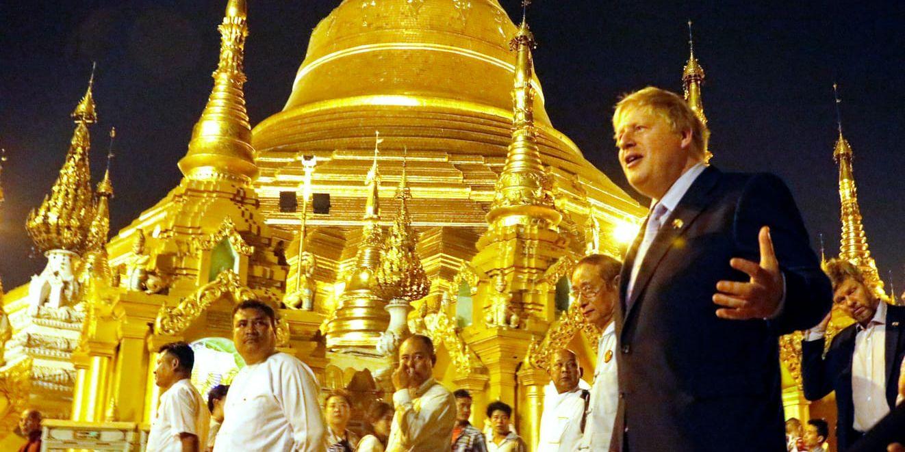 Storbritanniens utrikesminister Boris Johnson vid besöket i Shwedagon-pagoden i Rangoon i Burma.