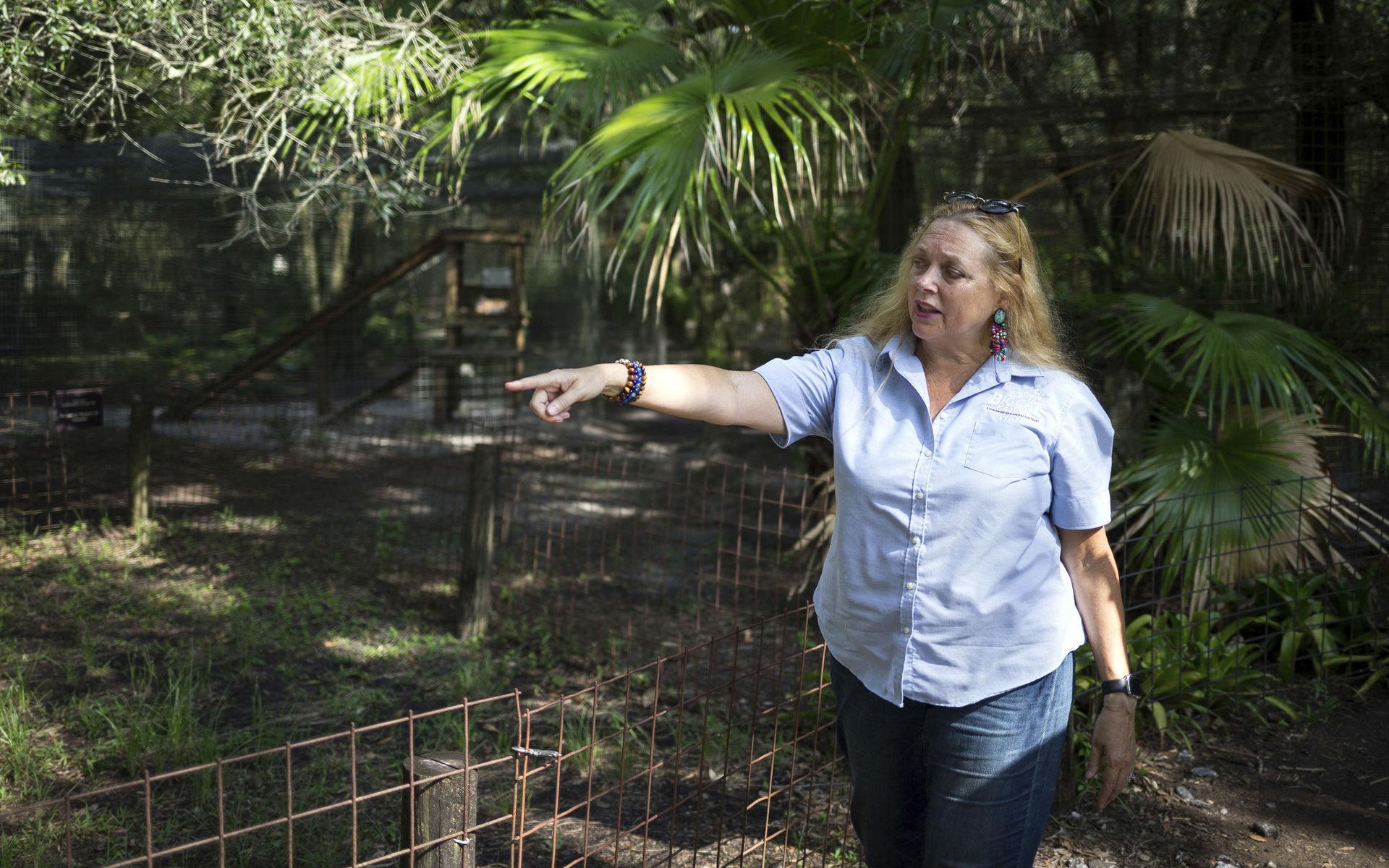 Efter ett domstolsbeslut måste Joe Exotic, känd från dokumentärserien &quot;Tiger king&quot;, överlämna sin djurpark till ingen mindre än djurrättsaktivisten Carole Baskin.