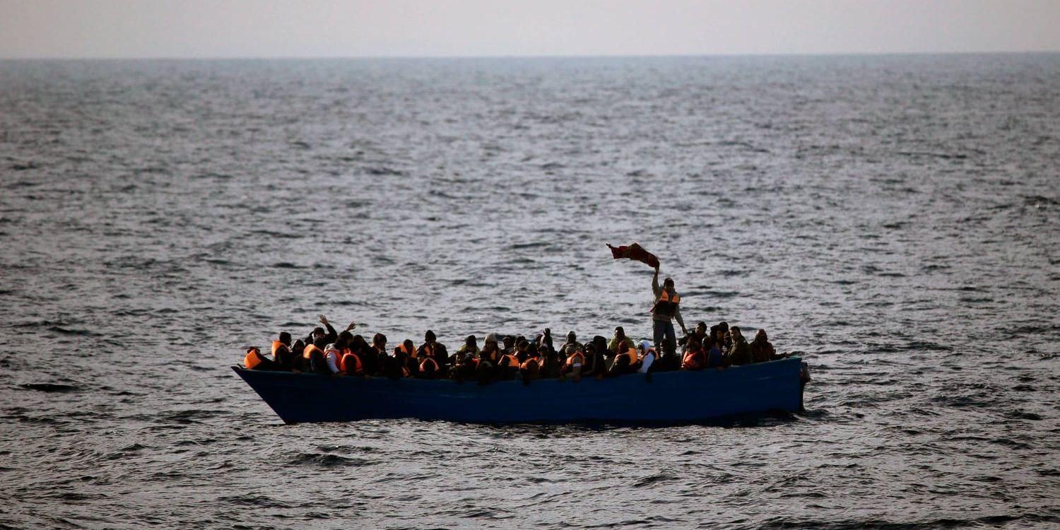 En båt med migranter på Medelhavet. Människorna på bilden har ingen koppling till texten. Arkivbild.