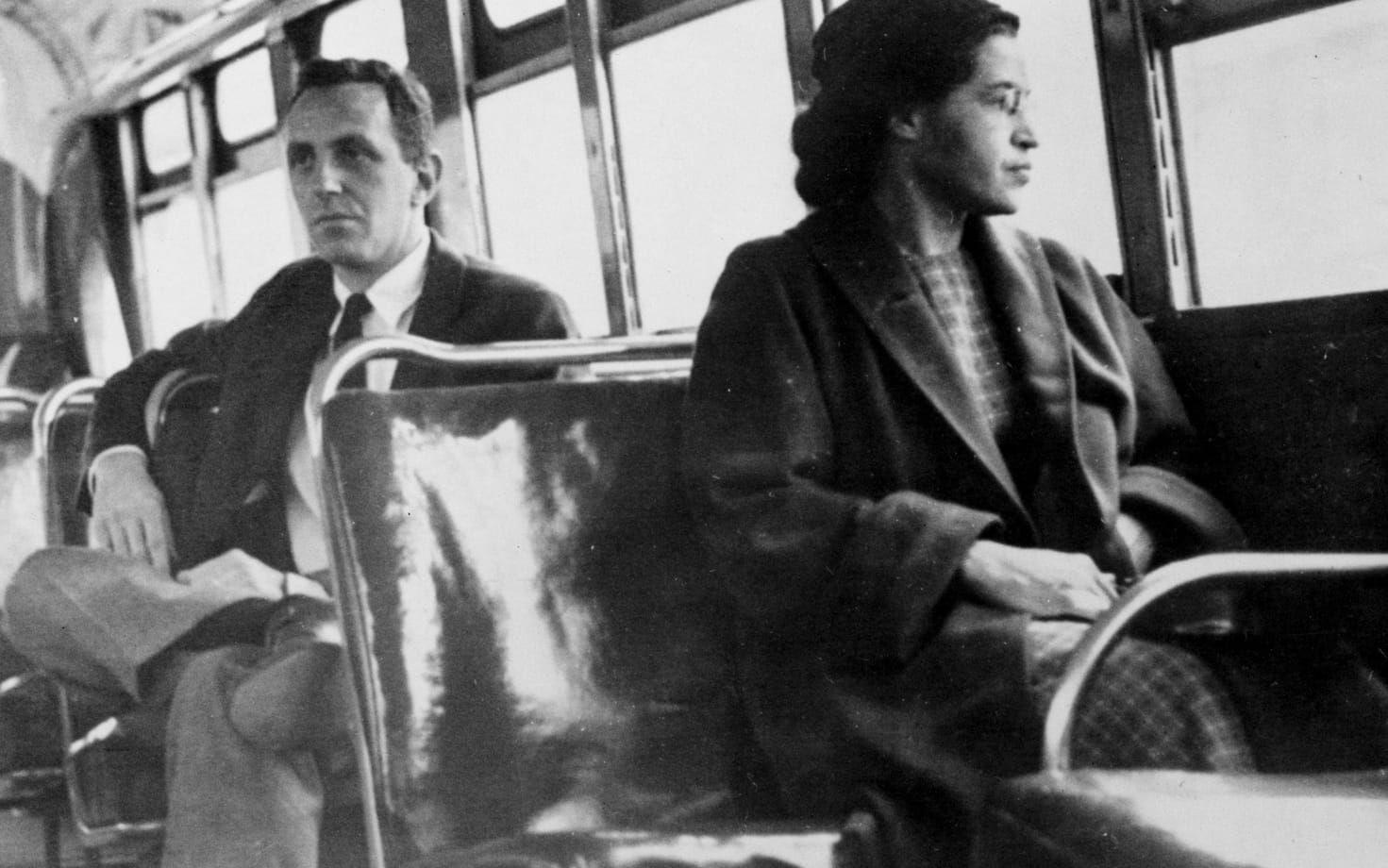 <strong>Rosa Parks</strong> blev historisk i USA när hon 1955 vägrade lämna sin plats åt en vit man – trots att lagen så krävde. Det brukar ses som startskottet för den amerikanska medborgarrättsrörelsen. Foto: TT