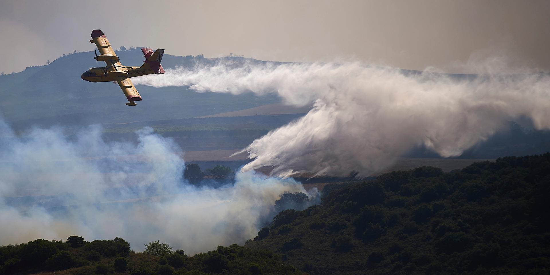 Brandmän i Spanien kämpar för att få kontroll över de kraftiga skogsbränder som härjar i den norra delen av landet.