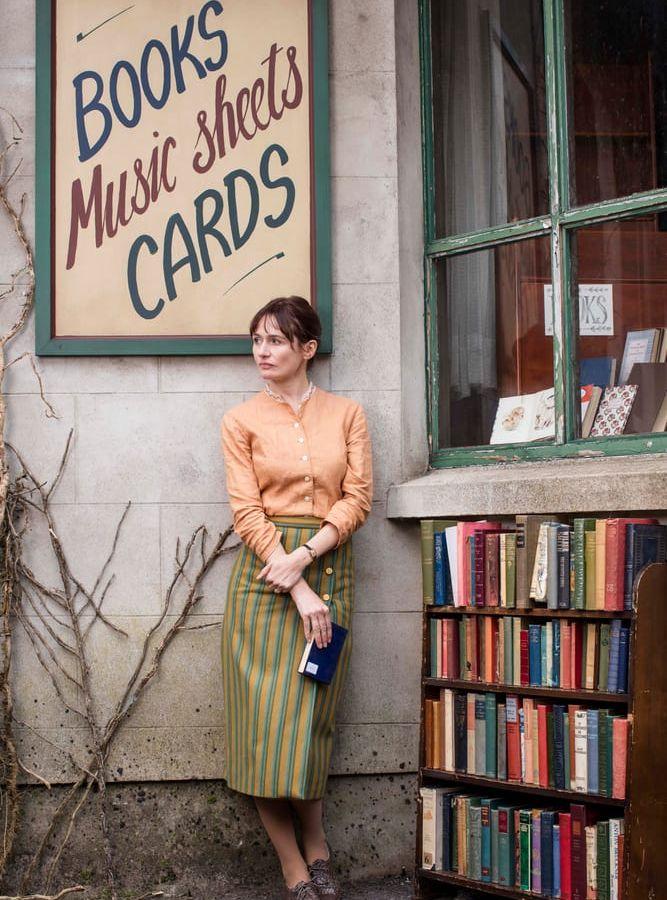 Öppna en bokhandel. Det vore drömmen för Florence Green (Emily Mortimer) i brittiska dramat The Bookshop.