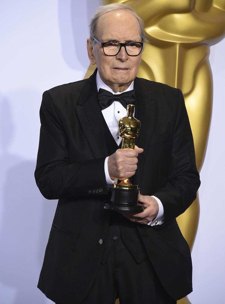 Ennio Morricone med sin Oscar för bästa filmmusik i ”The Hateful Eight”, 2016.