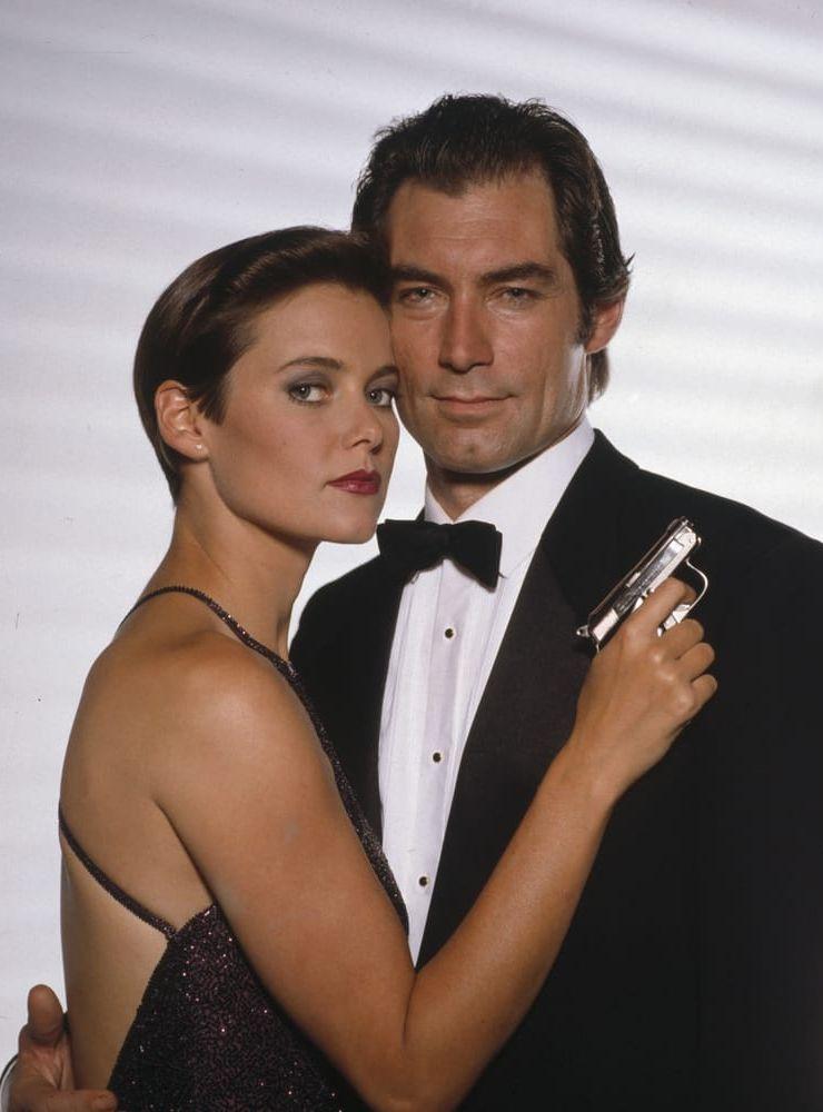 Efter Moore var det Timothy Daltons tur att bli Bond. Han gjorde två Bond-filmer i slutet på 80-talet. Här tillsammans med Carey Lowell i samband med filmen Tid för hämnd. Foto: United Artists.