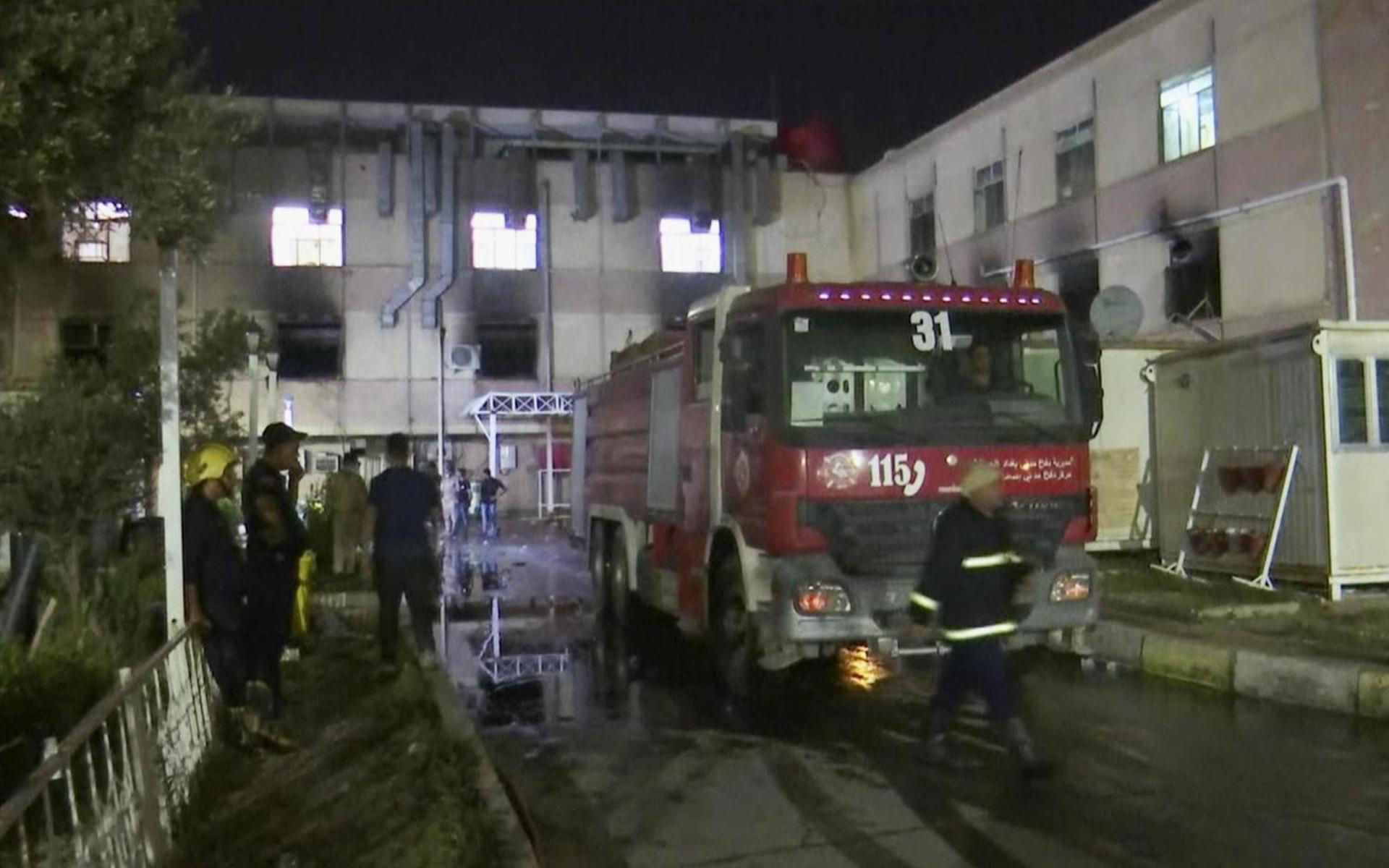 Räddningspersonal vid sjukhuset al-Khatib efter branden.