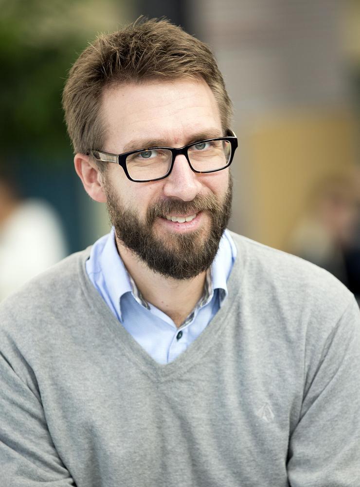 Magnus Nilsson är professor i litteraturvetenskap och prodekan på fakulteten för kultur och samhälle på Malmö universitet. 