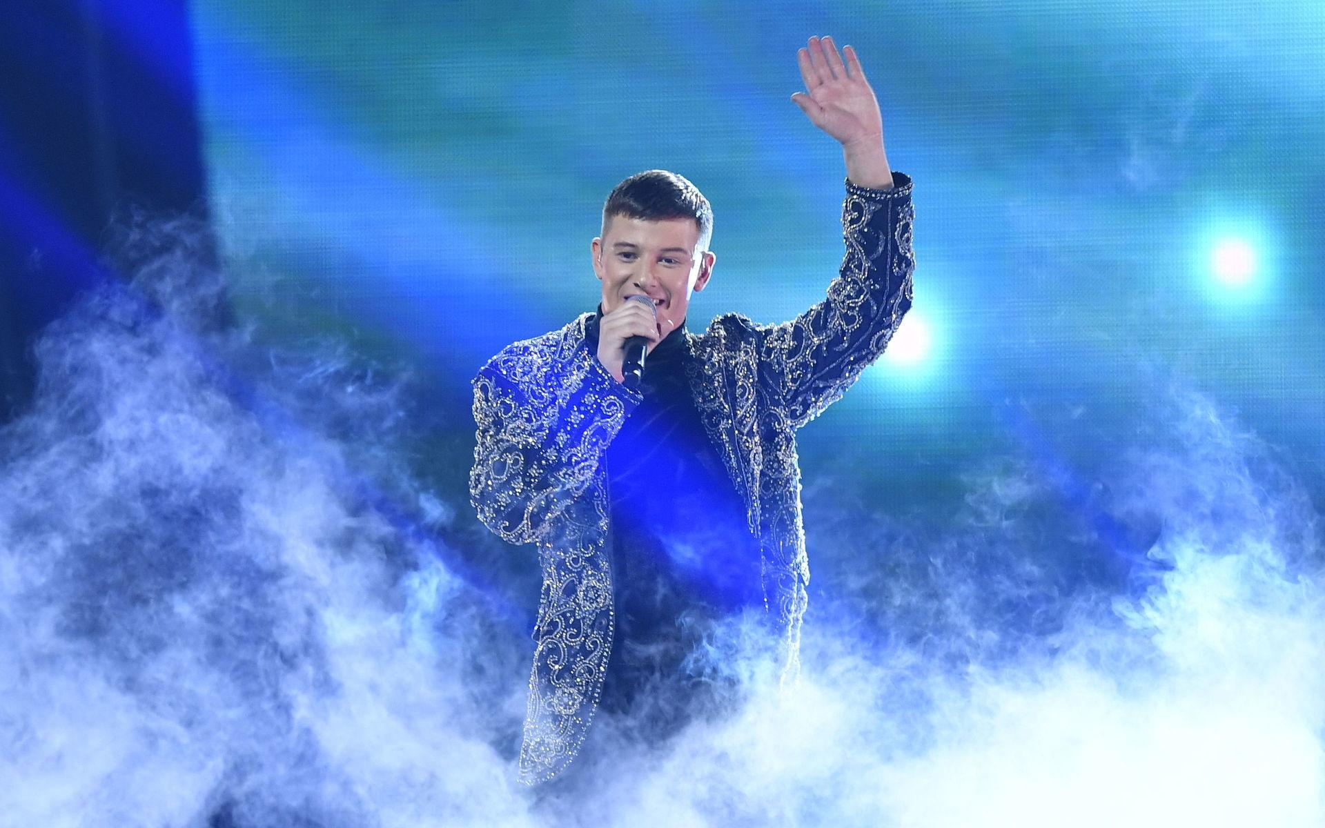 Sebastian Walldén uppträder under finalen i TV4:s program Idol 2018 i Globen.