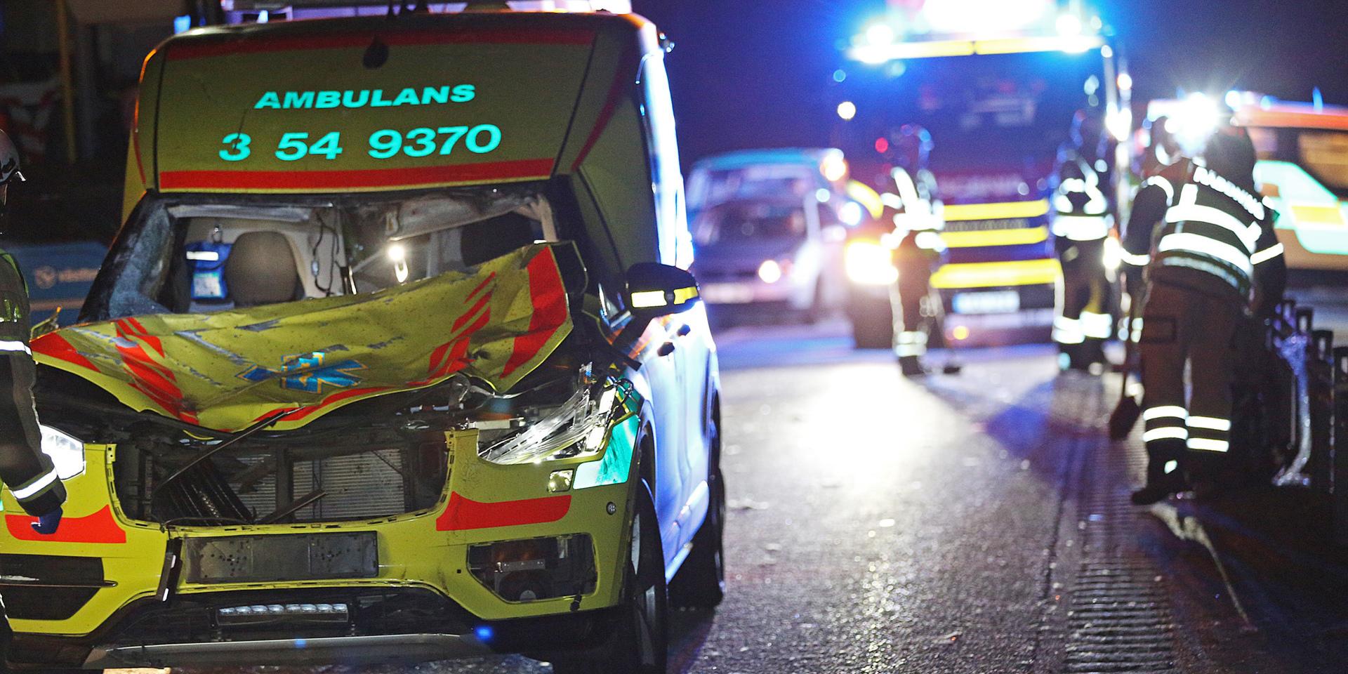 Skadeläget för de två ambulansförarna är i nuläget oklart.