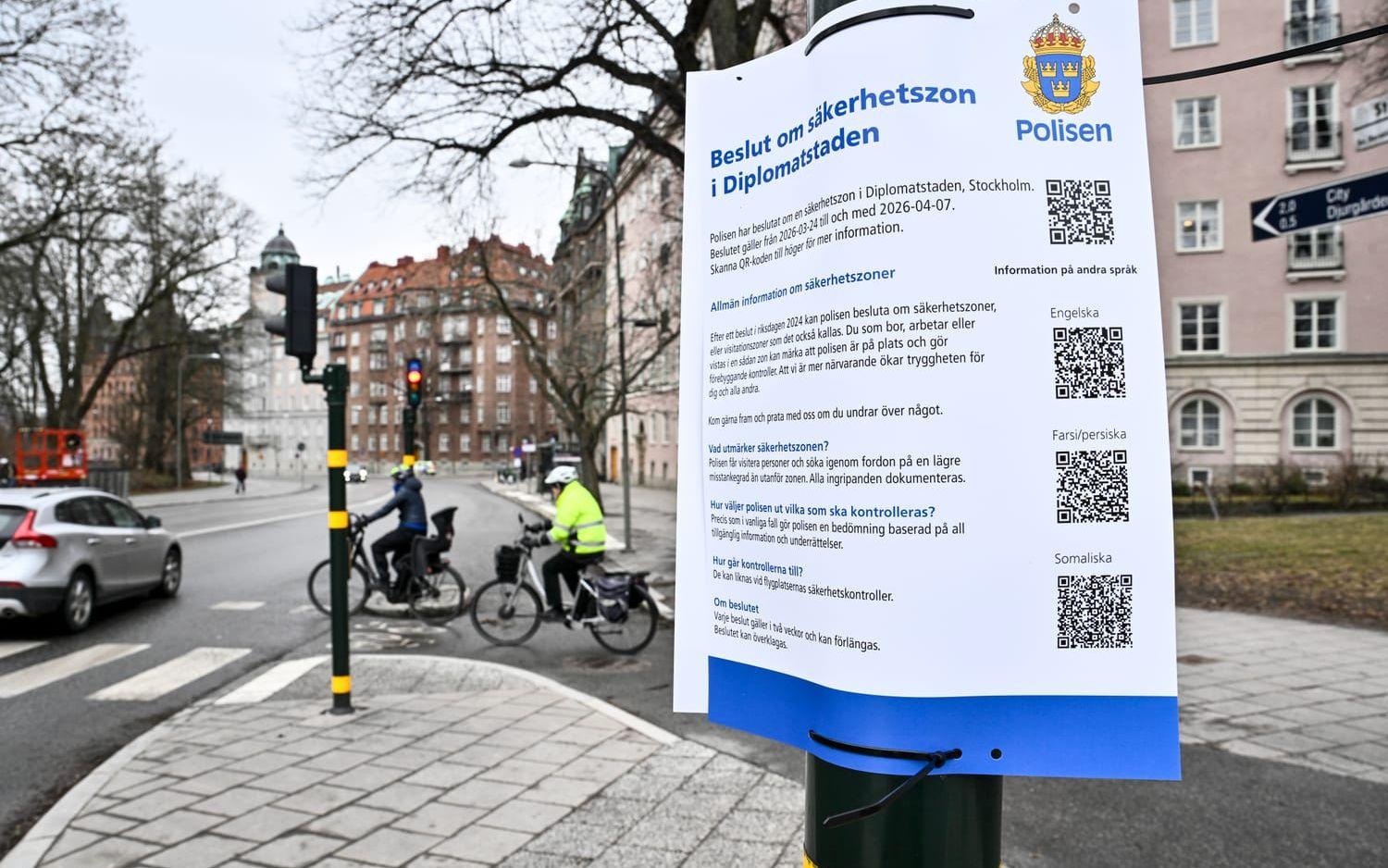En skylt informerar om "Beslut om säkerhetszon i Diplomatstaden" på Östermalm.