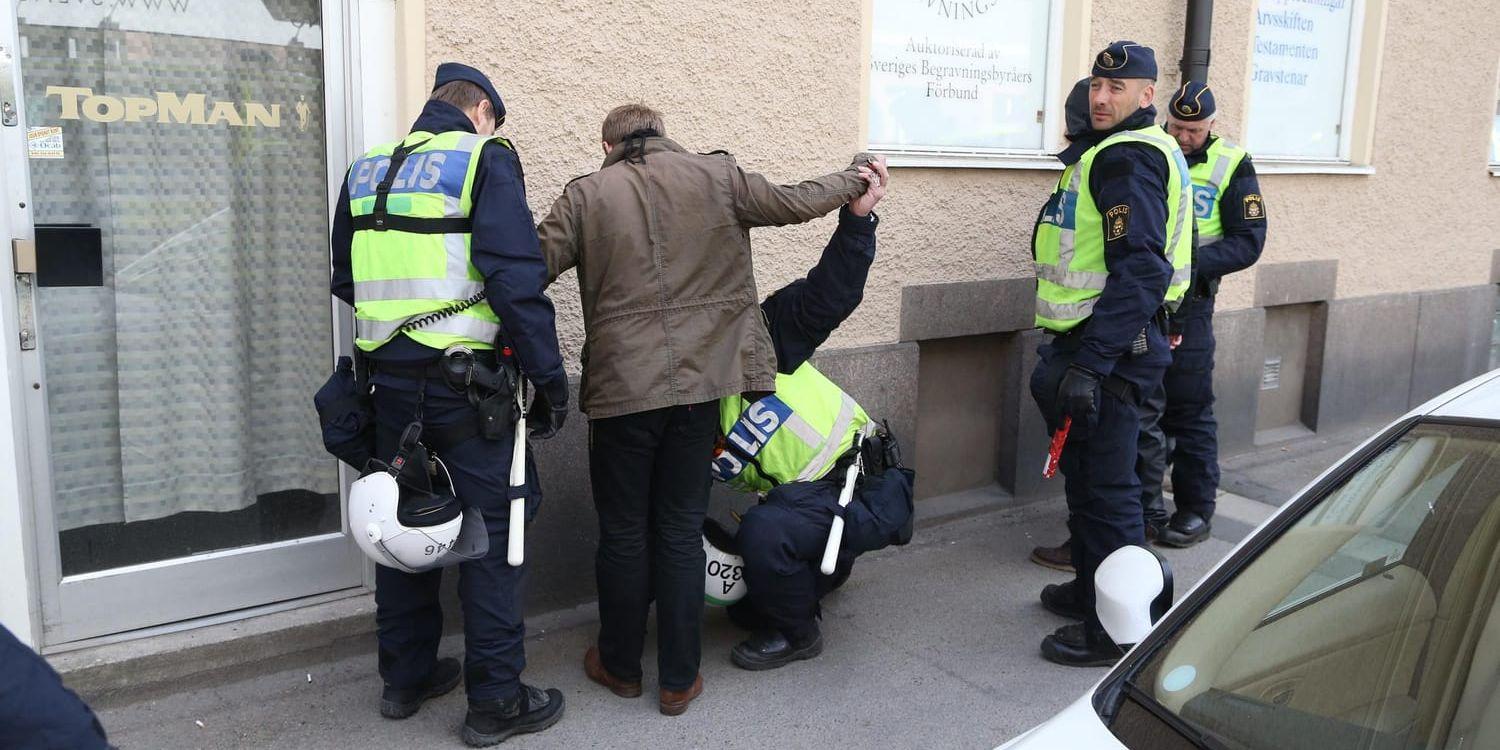 Polis visiterar person inför en demonstration av högerextrema Svenskarnas Parti. Arkivbild.