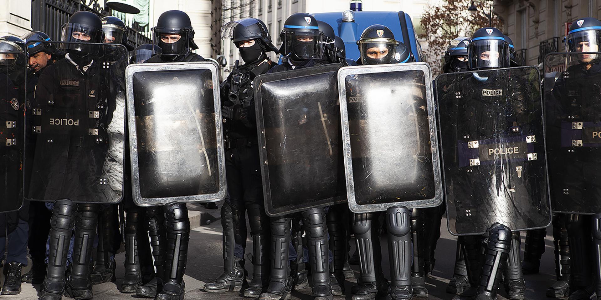 Ungefär 8 000 poliser är i tjänst i Paris. 