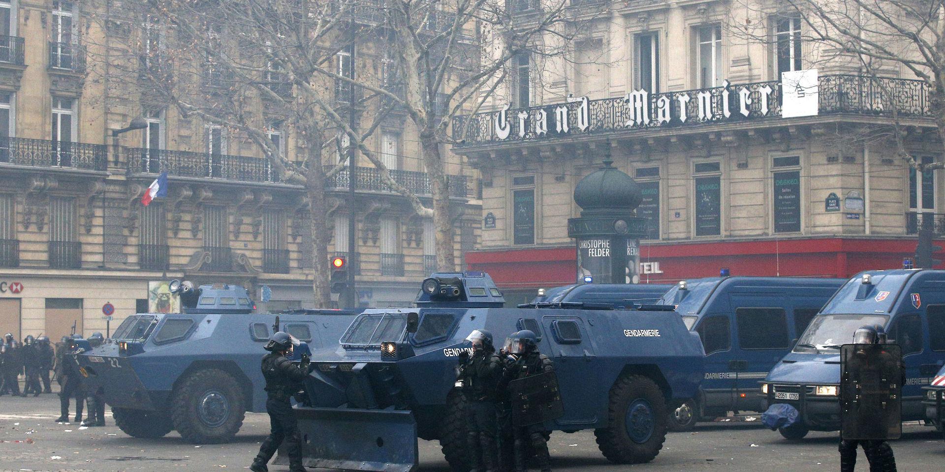 För första gången sedan kravallerna 2005 har pansarfordon satts in i Paris för att skydda offentliga byggnader. 
