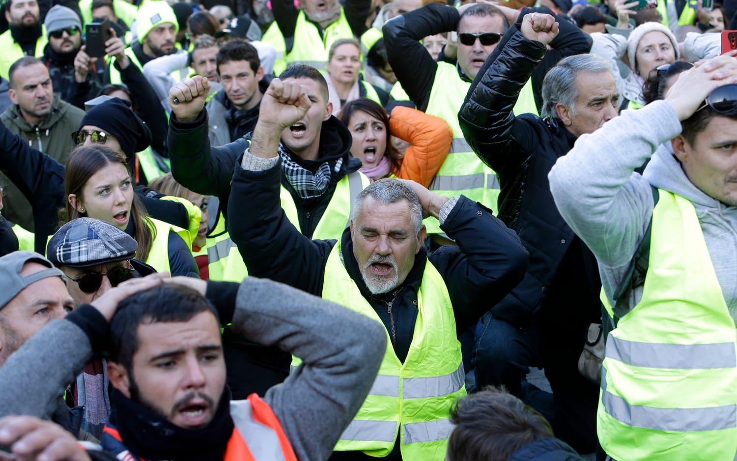 Demonstranter bärandes gula västar under lördagen i Marseille. 