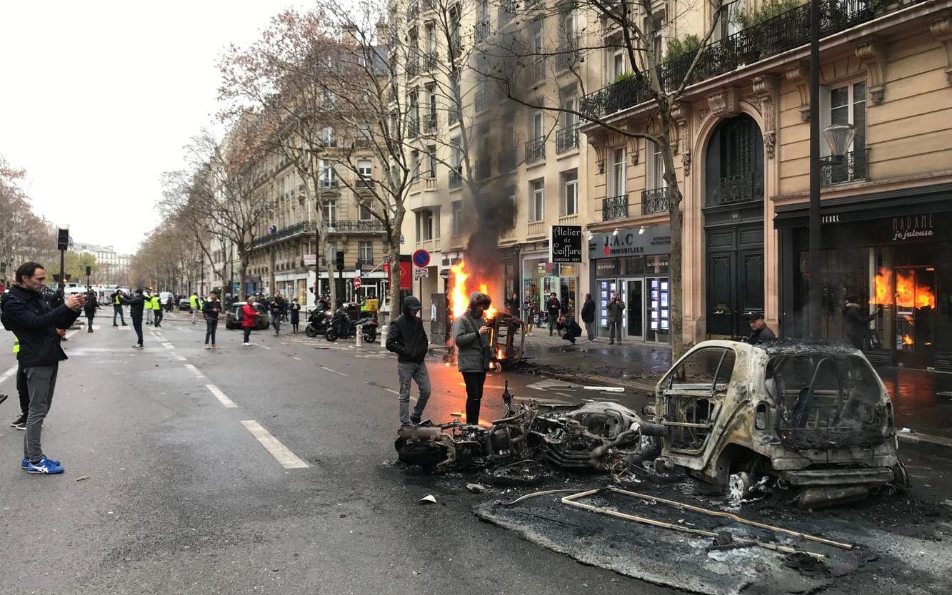 Både bilar och mopeder sätts i brand i Paris under lördagseftermiddagen. 
