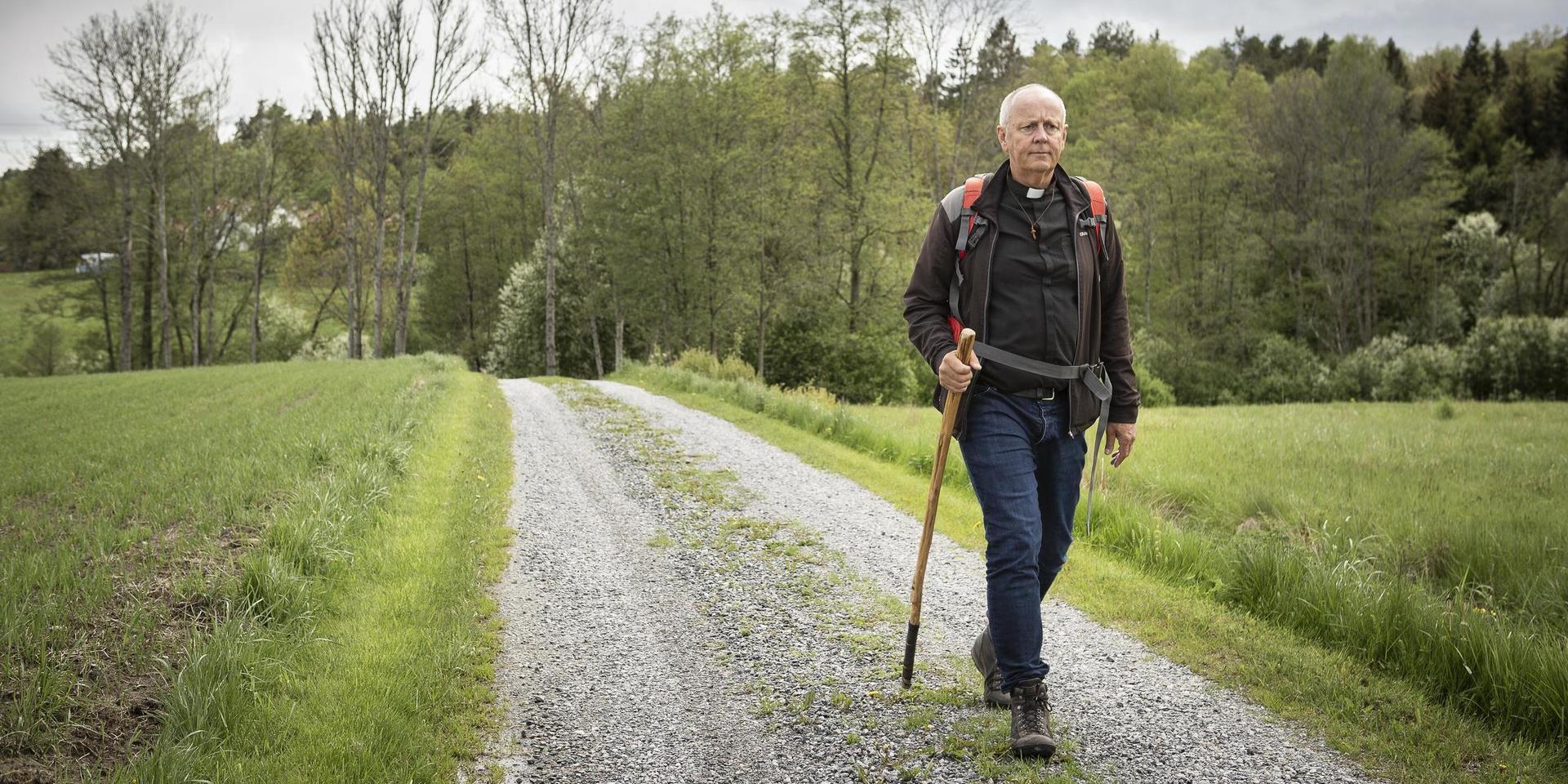 När man vandrar med Egil Midtbø får man vara beredd på att gå flera mil i rask takt under en dag. &quot;För mig har pilgrimsvandringen varit en hjälp att förstå mig själv och mitt liv&quot;, säger han.
