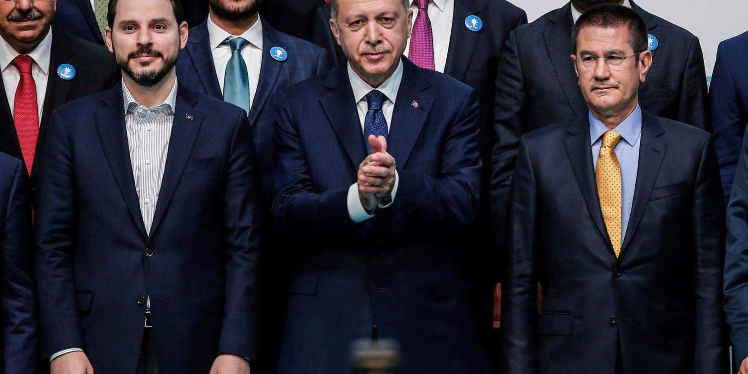 Turkiets president Recep Tayyip Erdogan med landets nye finansminister, svärsonen Berat Albayrak, vid sin sida. Arkivbild.