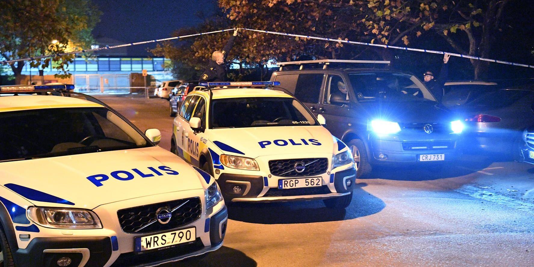 Polisen har spärrat av två platser i Malmö sedan en taxichaufför blivit skjuten.