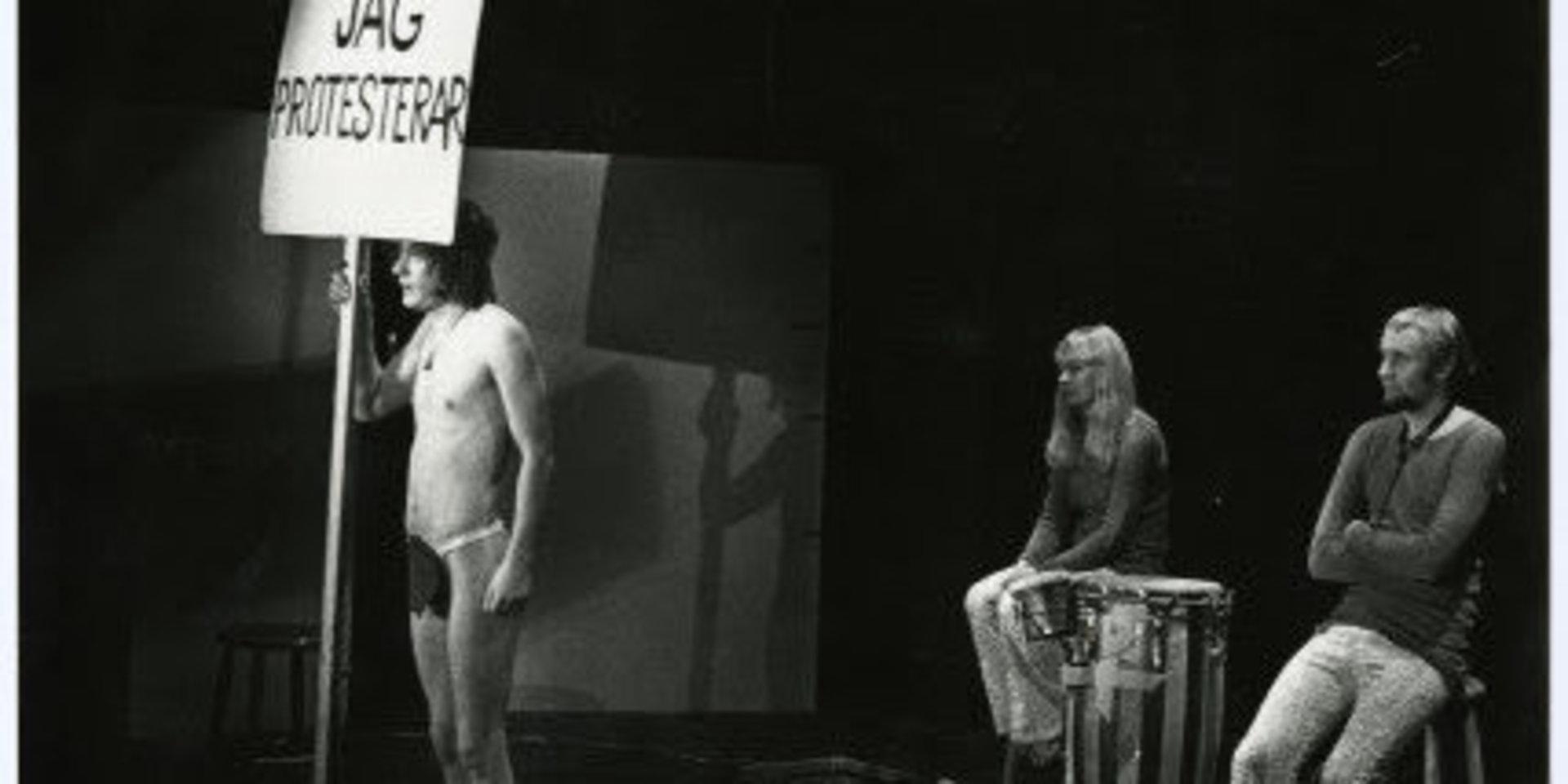 Föreställningsbild från Nationalteaterns föreställning 'Lev hårt – dö ung' 1970. Pressbild.