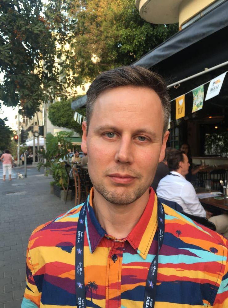 Glad inombords. Men på denna selfie mest trött. Låtskrivaren Joel Sjöö från Dalafors utanför Borås segrade i Eurovision med låten &quot;Arcade&quot;.