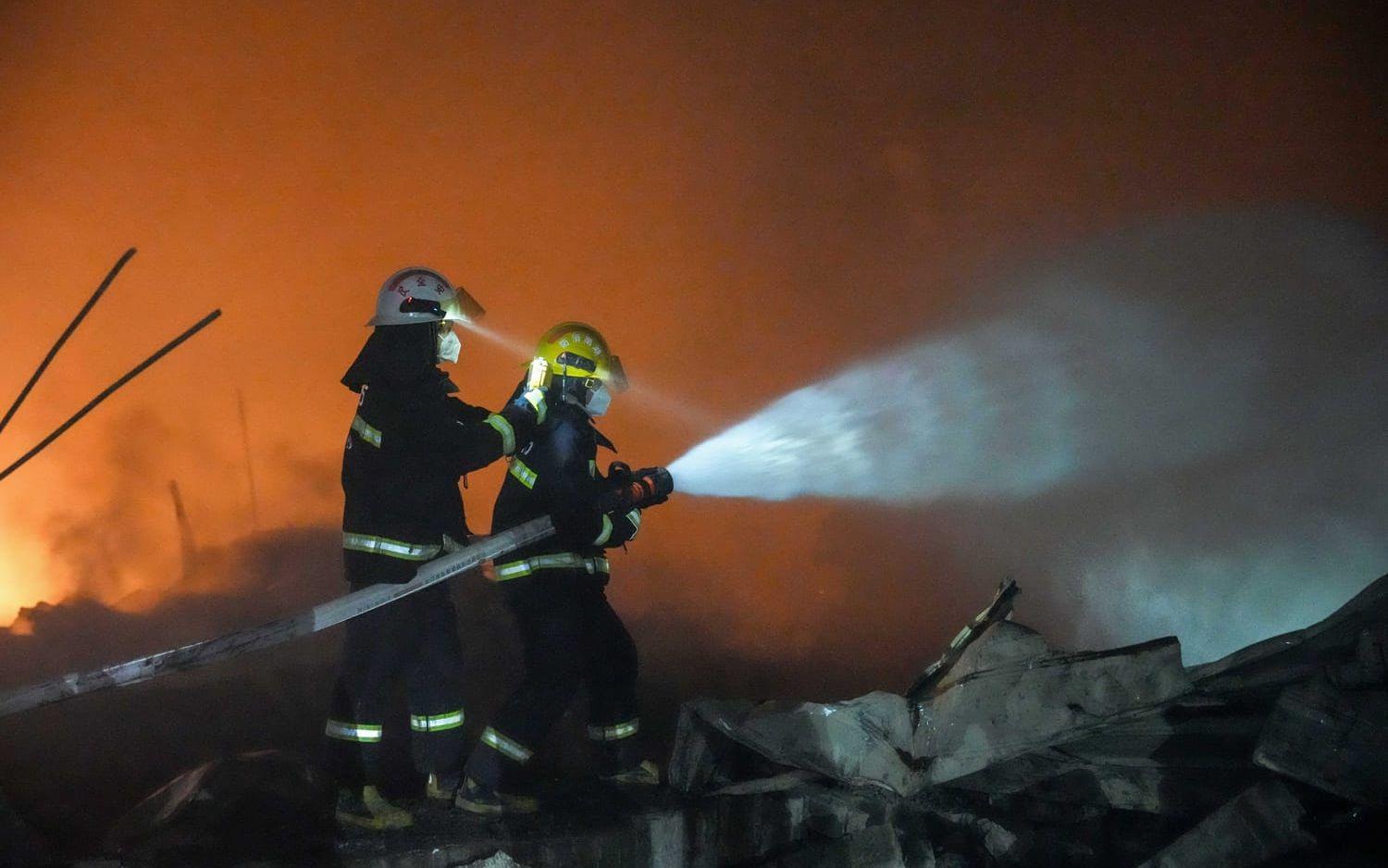 Brandbekämpare i Liuyang tidigt på tisdagen.