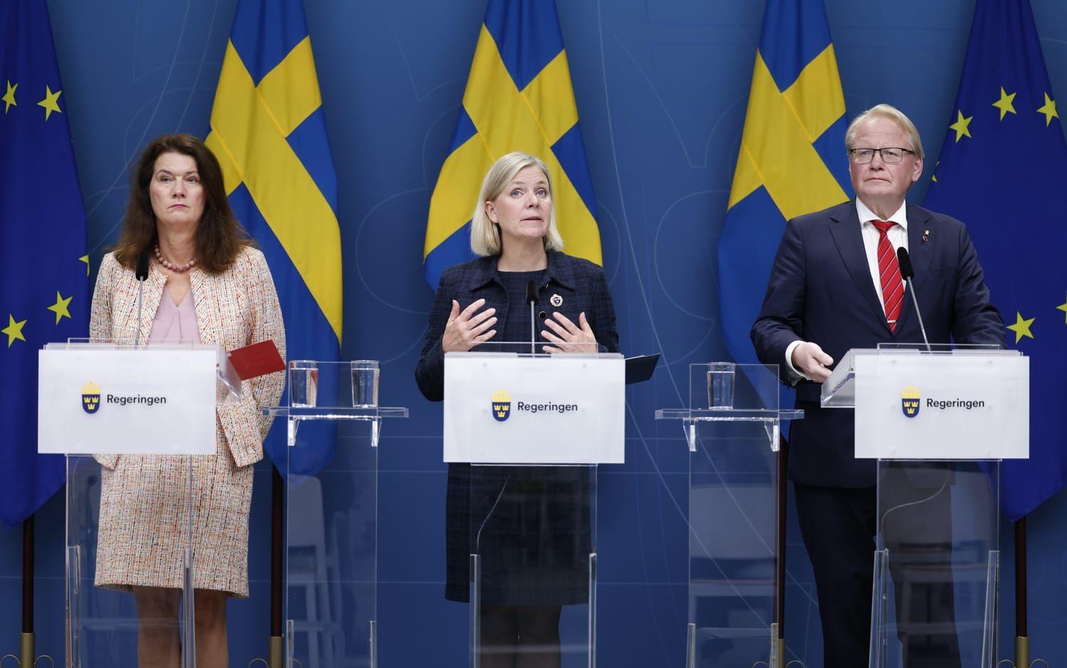 Utrikesminister Ann Line, statsminister Magdalena Andersson och försvarsminister Peter Hultqvist. 