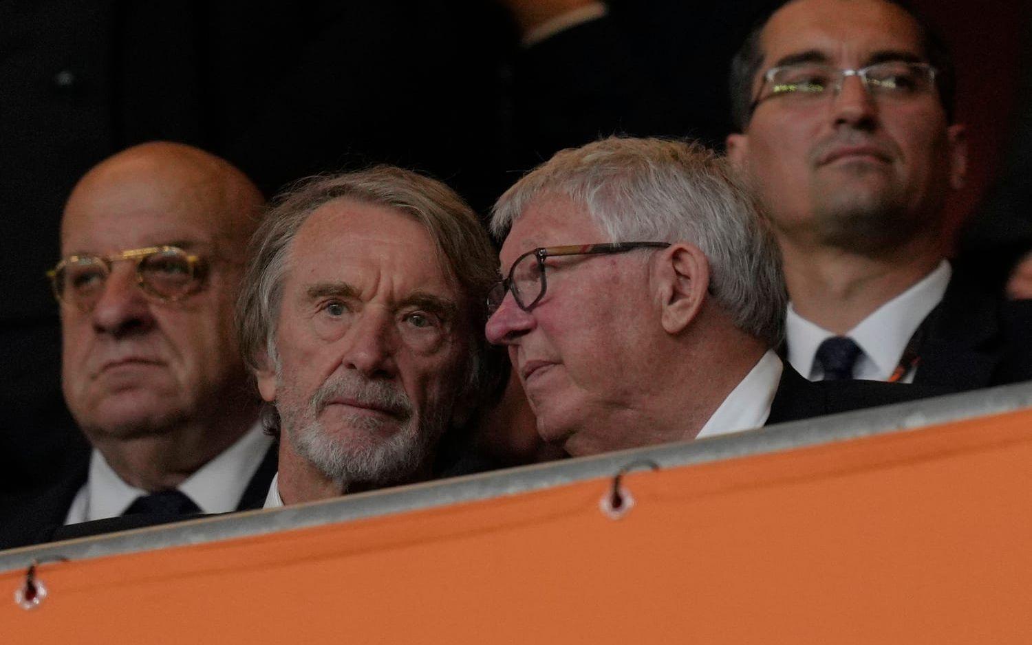 Sir Alex Ferguson, trea från vänster, ska ha förts till sjukhus.