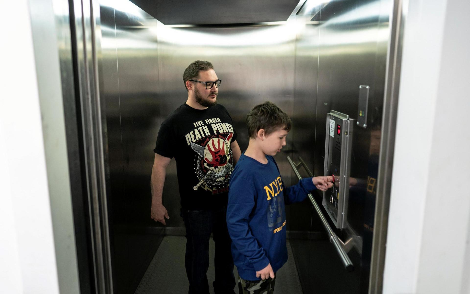 Andreas Gnudi med sonen Henric i hissen. Andreas barn törs längre åka hissen ensamma då den ofta tar en extra tur ner till källaren utan att någon aktiverat den funktionen. Det ska behövas nyckel för att det ska ske.