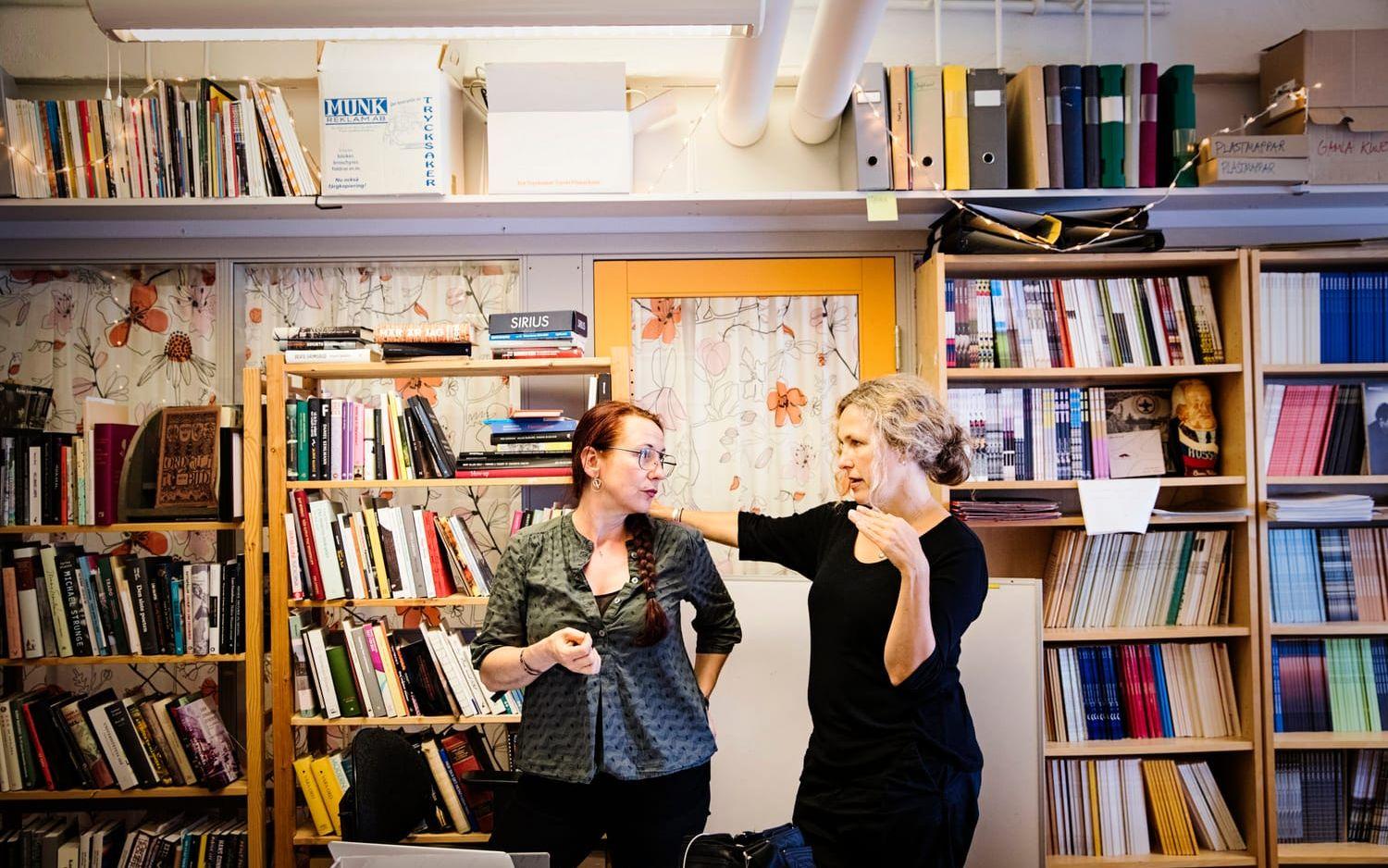 Redaktörer. Ann Ighe och Marit Kapla inne på Ord & Bilds redaktion i Lagerhuset. Bild: Jonas Lindstedt