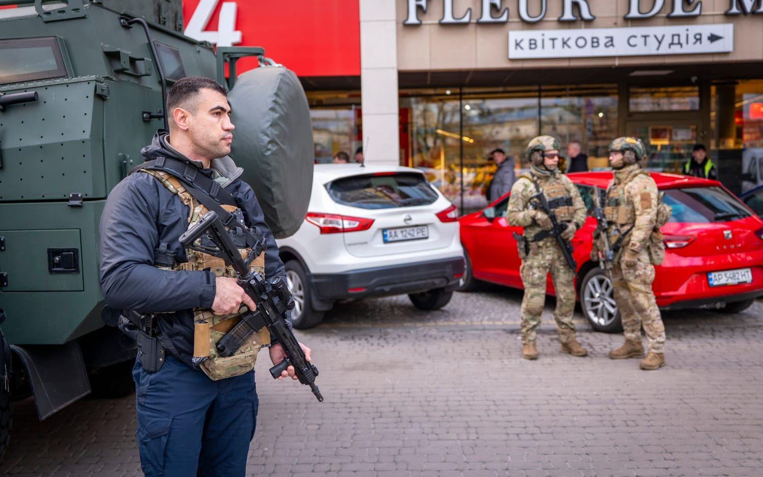 Ukrainsk polis stormade det köpcentrum där skytten höll flera människor gisslan.